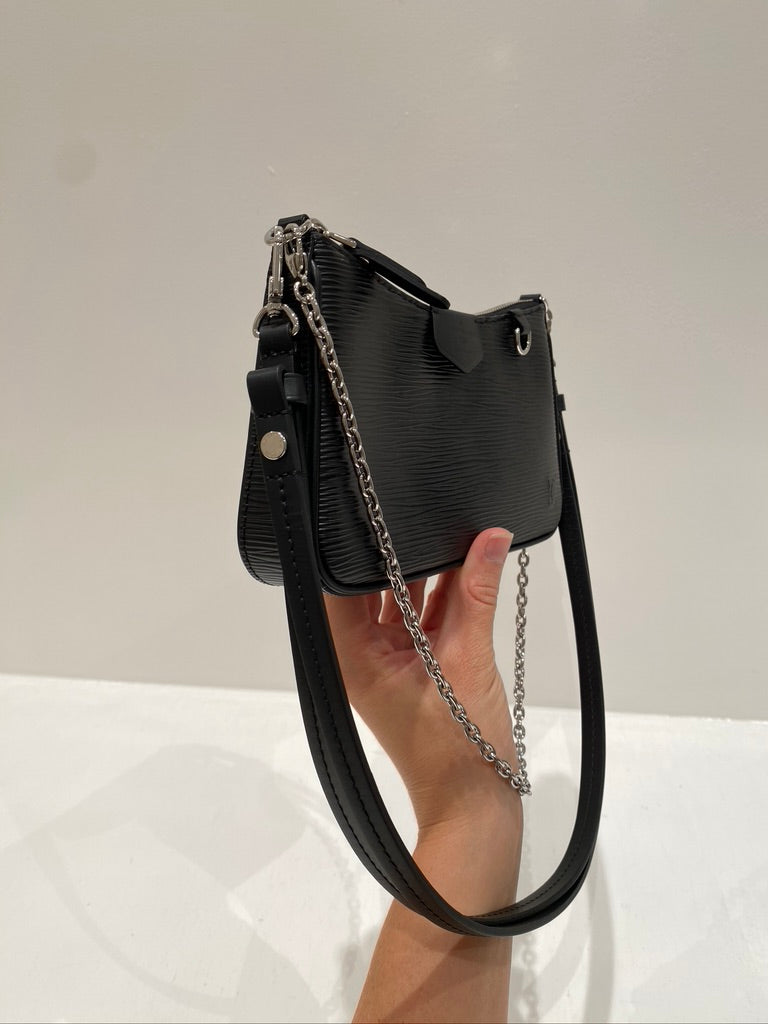 Louis Vuitton Easy Pouch On Strap Epi - (Nypris ca 11.600 kr)