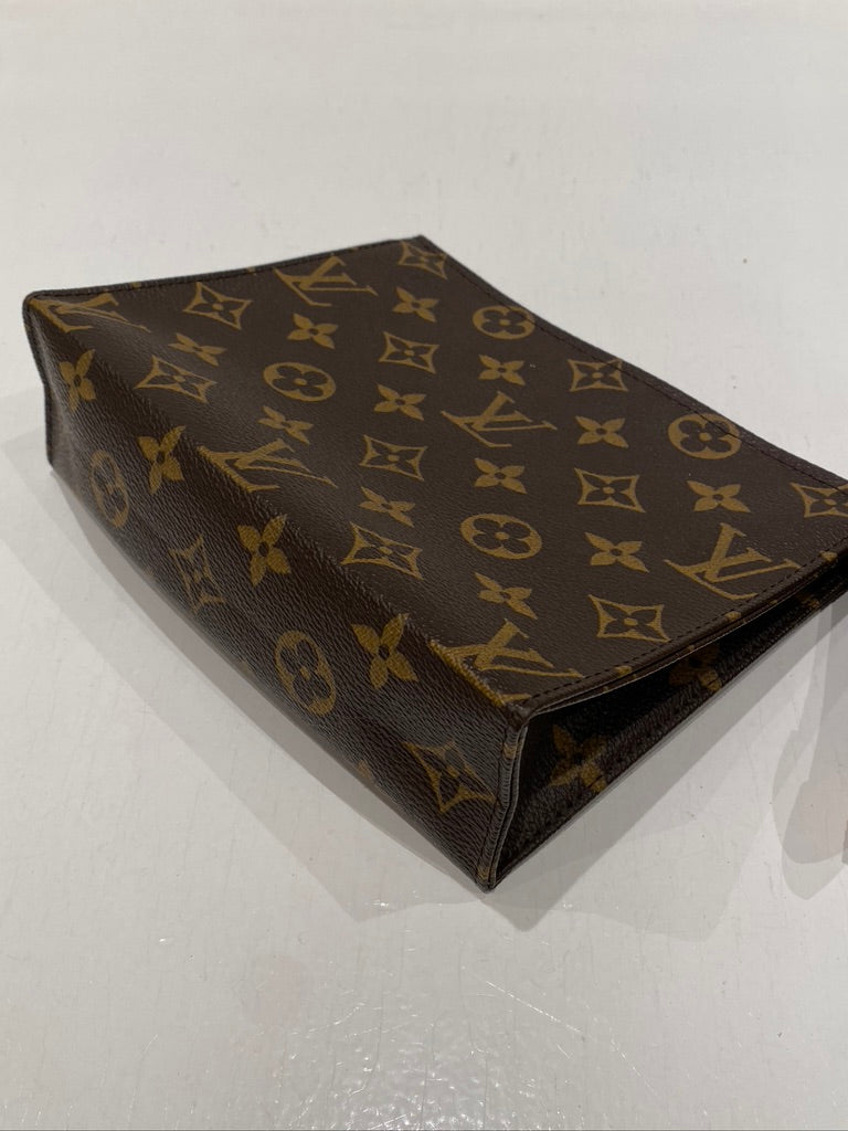 Louis Vuitton Monogram Toiletry Pouch 19 i klassisk monogram canvas