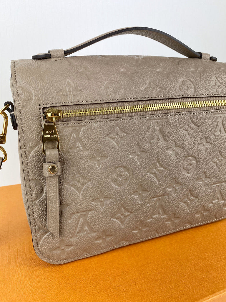 Louis Vuitton Pochette Mètis Monogram Empreinte - Dune- (Nypris 16.300 kr)