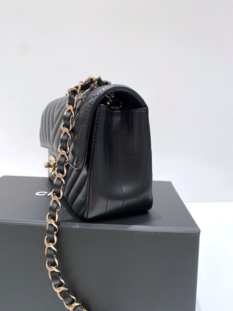 Chanel Mini Flap Bag Chaveron - Sort Med Guldhardware - (Nypris 38.730 kr