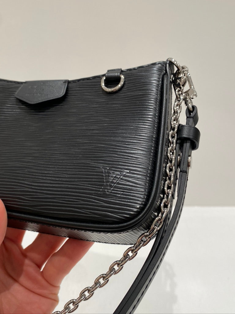 Louis Vuitton Easy Pouch On Strap Epi - (Nypris ca 11.600 kr)
