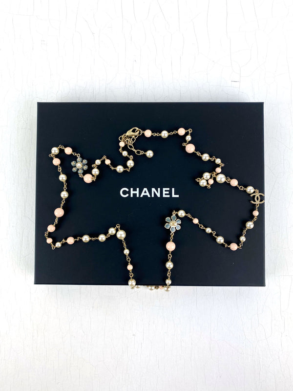 Chanel Perlekæde Med Mange Fine Detaljer - (Nypris ca 15-16.000 kr)