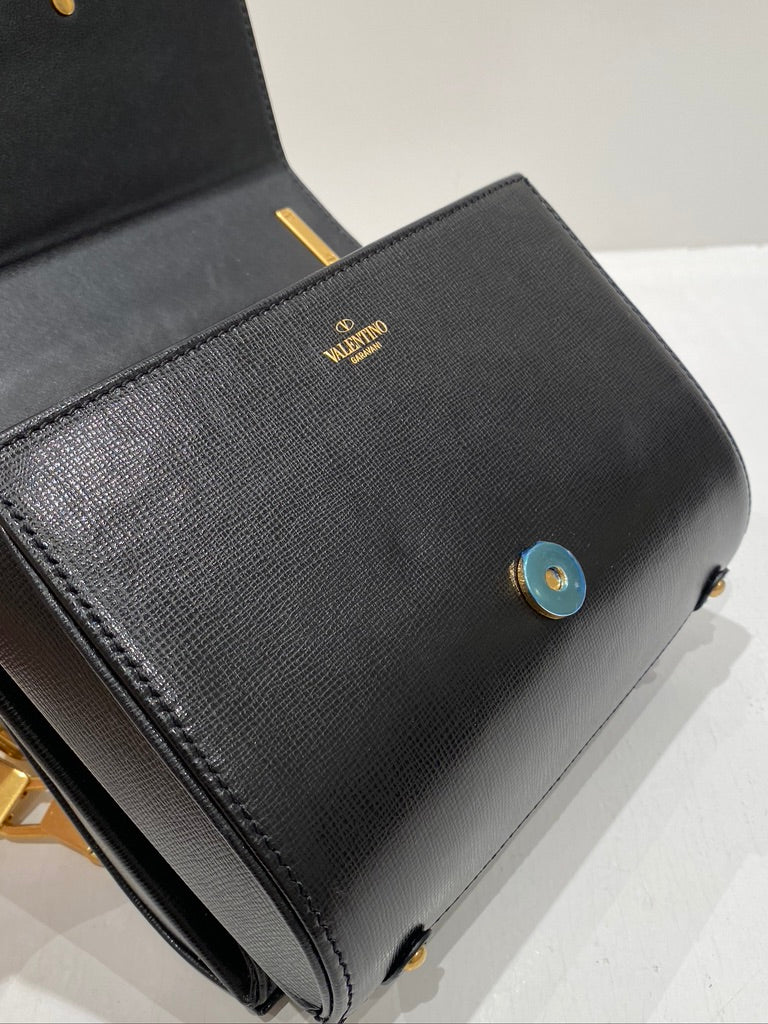 Valentino Garavani Stud Sign V LOGO Taske - (Nypris ca 18.700 kr/2.500 Euro - Kvittering medfølger!)