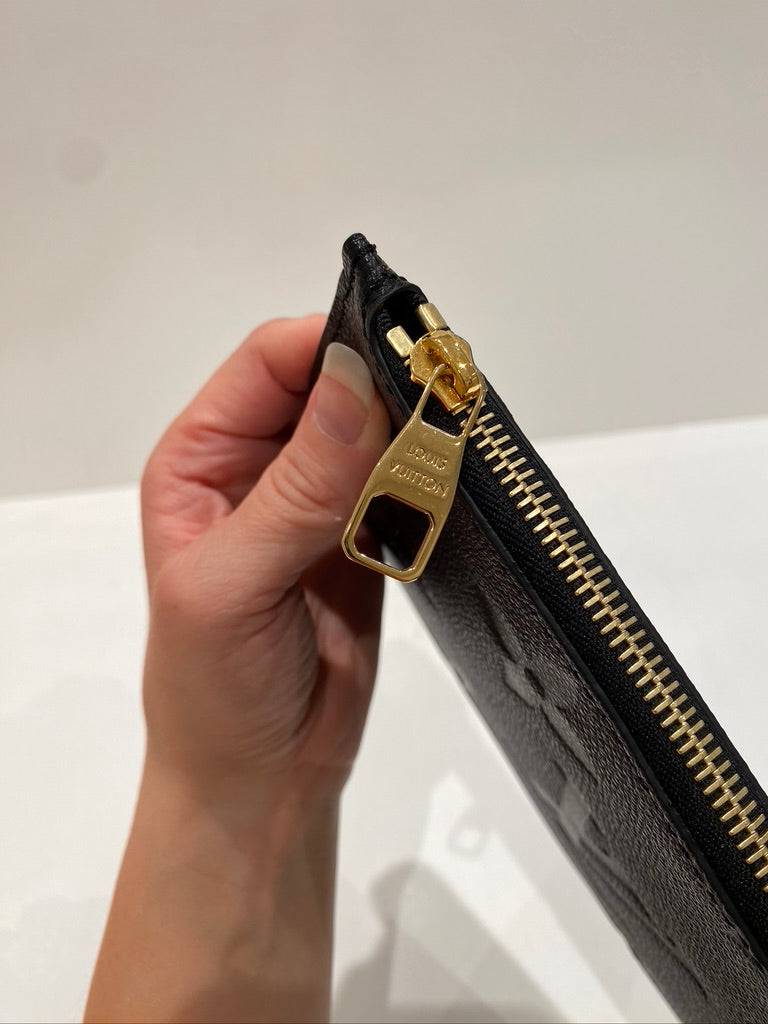 Louis Vuitton Clutch - Stort monogram. Farven er sort