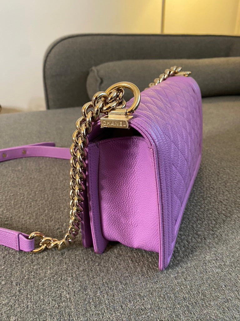 Chanel Medium Boy Bag - Caviar I Farven Lilla Med Guldhardware - (Nypris ca 52.800 kr)