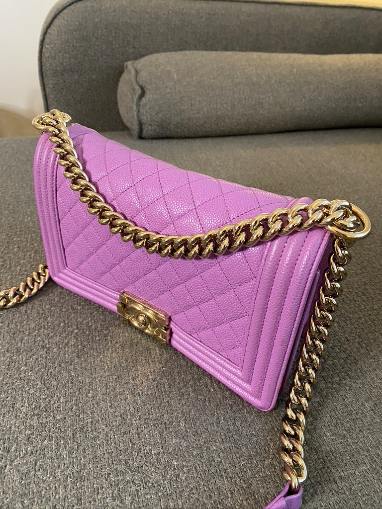 Chanel Medium Boy Bag - Caviar I Farven Lilla Med Guldhardware - (Nypris ca 52.800 kr)