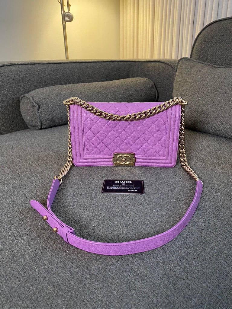 Chanel Medium Boy Bag - Caviar I Farven Lilla Med Guldhardware - (Nypris ca 52.800 kr)