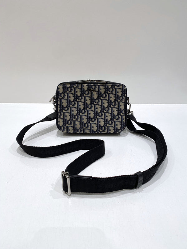 Dior - Zipped Pouch with Strap - - Nypris. 11.200 kr/ 1.500 Euro.