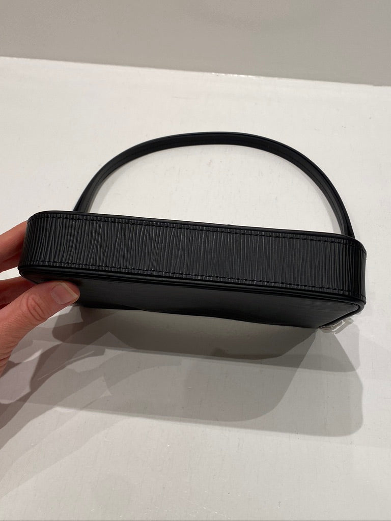 Louis Vuitton Easy Pouch On Strap Epi - (Nypris ca 11.600 kr)