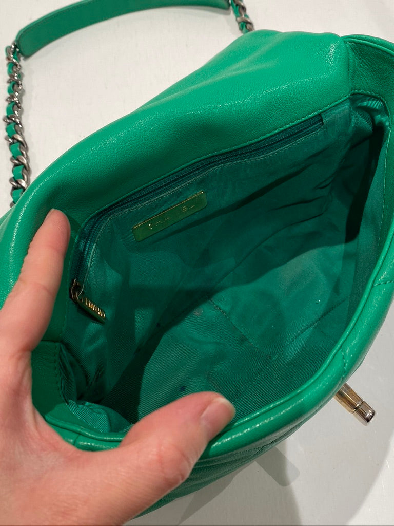 Chanel 19 Small Handbag/Crossbody Taske. Farven er Grøn -  (Nypris ca 50.850 kr)
