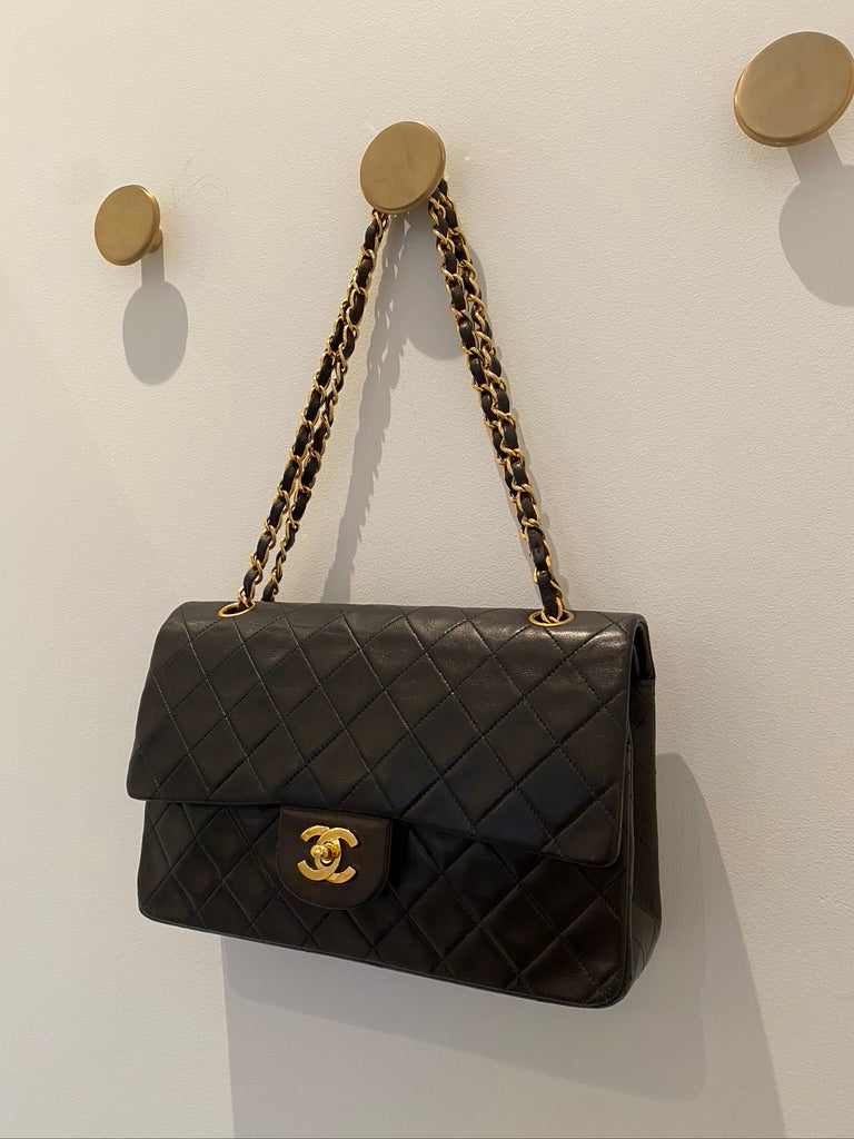 Chanel Medium Classic Flap - Ældre Model - (Nypris 80.580 kr i 2025)