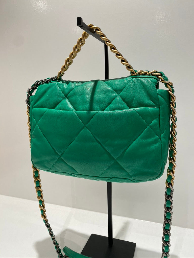 Chanel 19 Small Handbag/Crossbody Taske. Farven er Grøn -  (Nypris ca 50.850 kr)