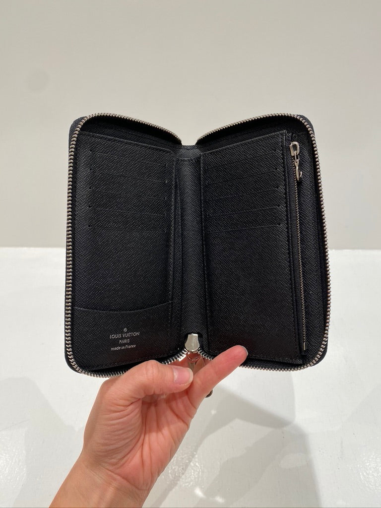 Louis Vuitton Zippy Vertical Epi Leather Wallet/ Pung - (Nypris ca 5.500 kr)
