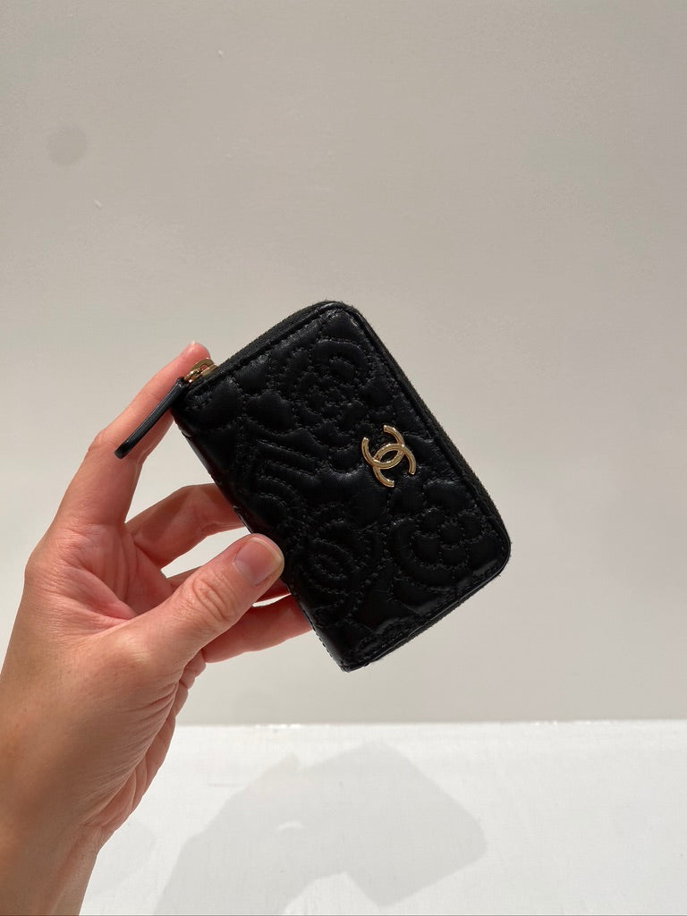 Chanel  Black Camellia Small Zip Purse - (Nypris ca 6-7.000 kr)