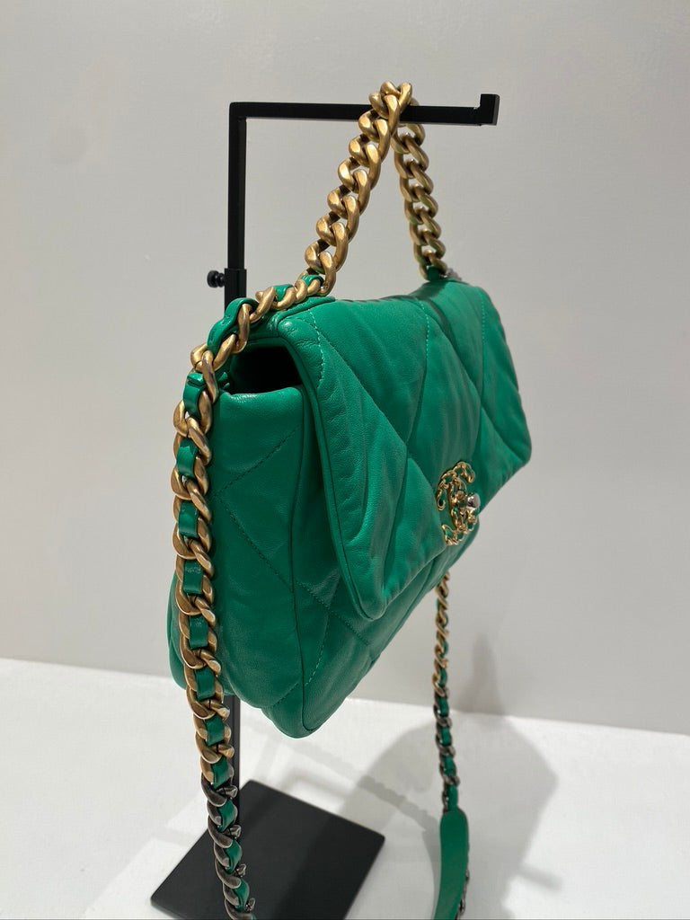 Chanel 19 Small Handbag/Crossbody Taske. Farven er Grøn -  (Nypris ca 50.850 kr)