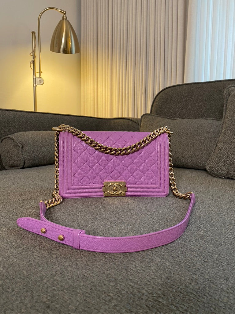 Chanel Medium Boy Bag - Caviar I Farven Lilla Med Guldhardware - (Nypris ca 52.800 kr)
