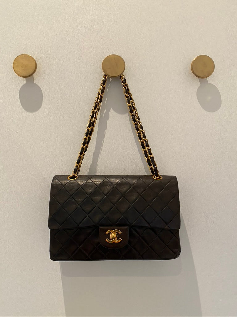 Chanel Medium Classic Flap - Ældre Model - (Nypris 80.580 kr i 2025)