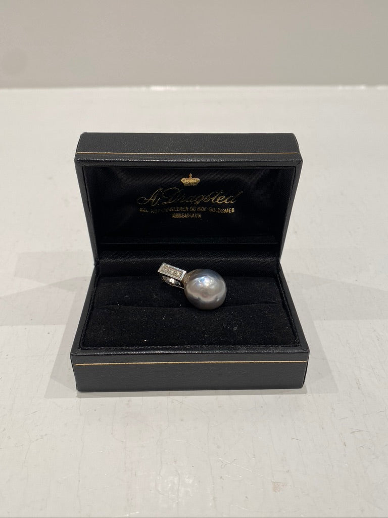 Smykkevedhæng i 14 Karat Hvidguld - Fra A. Dragsted i Store Kongensgade