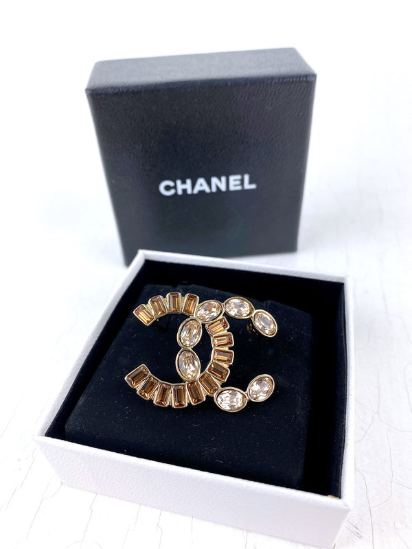 Chanel Lille Broche Med Sten - Mål: L. ca 3,5 cm
