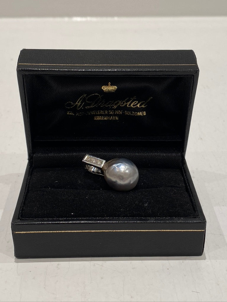 Smykkevedhæng i 14 Karat Hvidguld - Fra A. Dragsted i Store Kongensgade