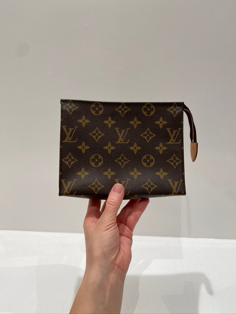 Louis Vuitton Monogram Toiletry Pouch 19 i klassisk monogram canvas