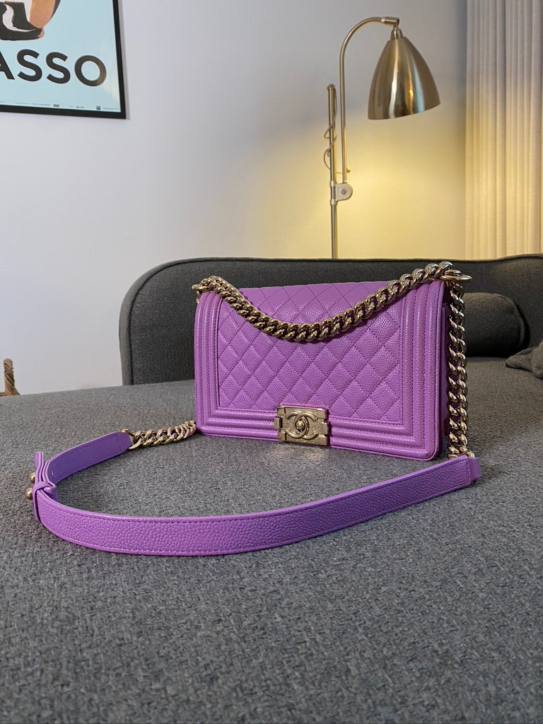 Chanel Medium Boy Bag - Caviar I Farven Lilla Med Guldhardware - (Nypris ca 52.800 kr)