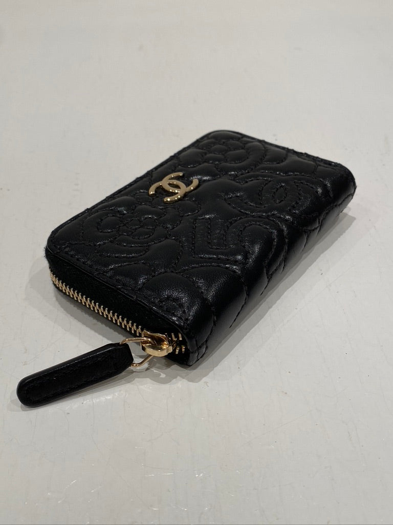Chanel  Black Camellia Small Zip Purse - (Nypris ca 6-7.000 kr)