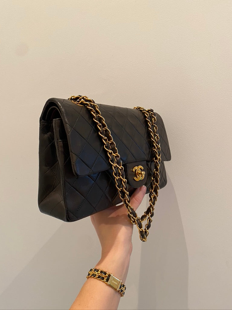 Chanel Medium Classic Flap - Ældre Model - (Nypris 80.580 kr i 2025)