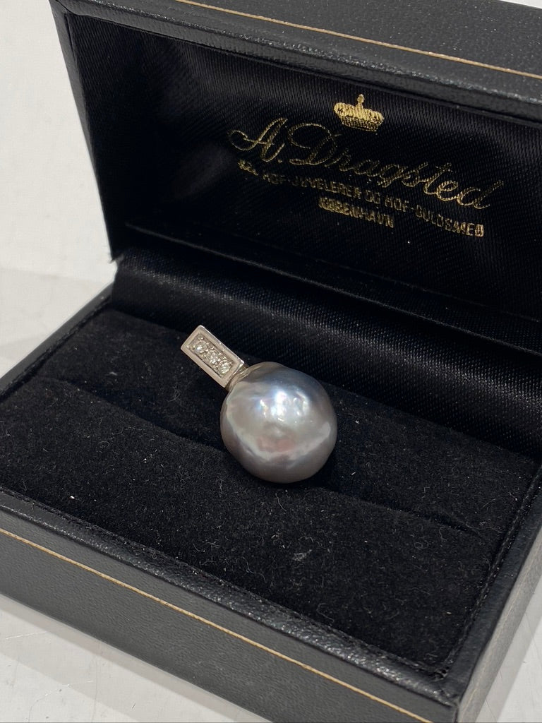 Smykkevedhæng i 14 Karat Hvidguld - Fra A. Dragsted i Store Kongensgade