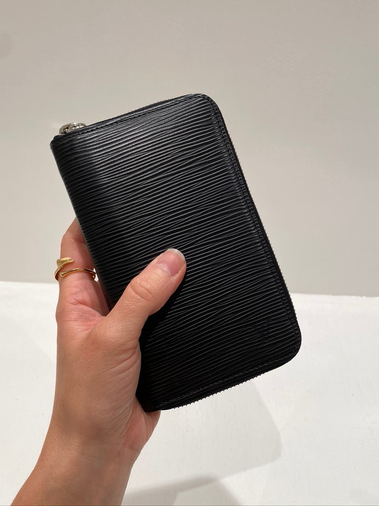 Louis Vuitton Zippy Vertical Epi Leather Wallet/ Pung - (Nypris ca 5.500 kr)