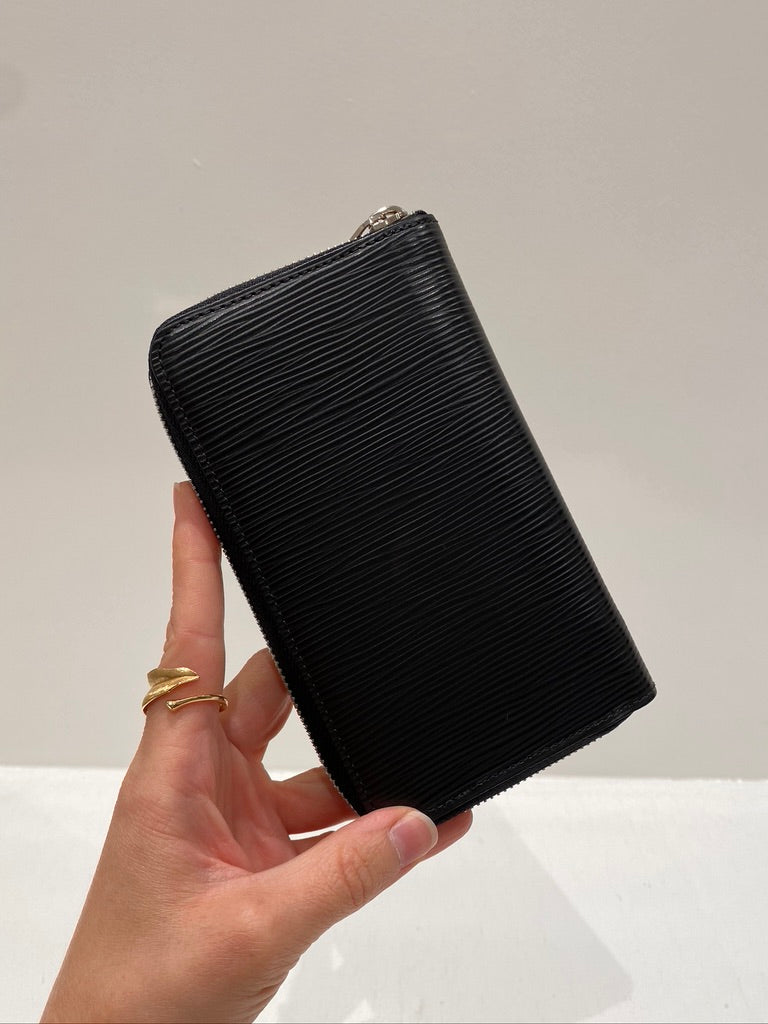 Louis Vuitton Zippy Vertical Epi Leather Wallet/ Pung - (Nypris ca 5.500 kr)