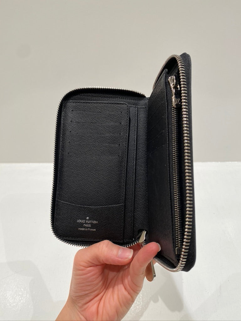Louis Vuitton Zippy Vertical Epi Leather Wallet/ Pung - (Nypris ca 5.500 kr)