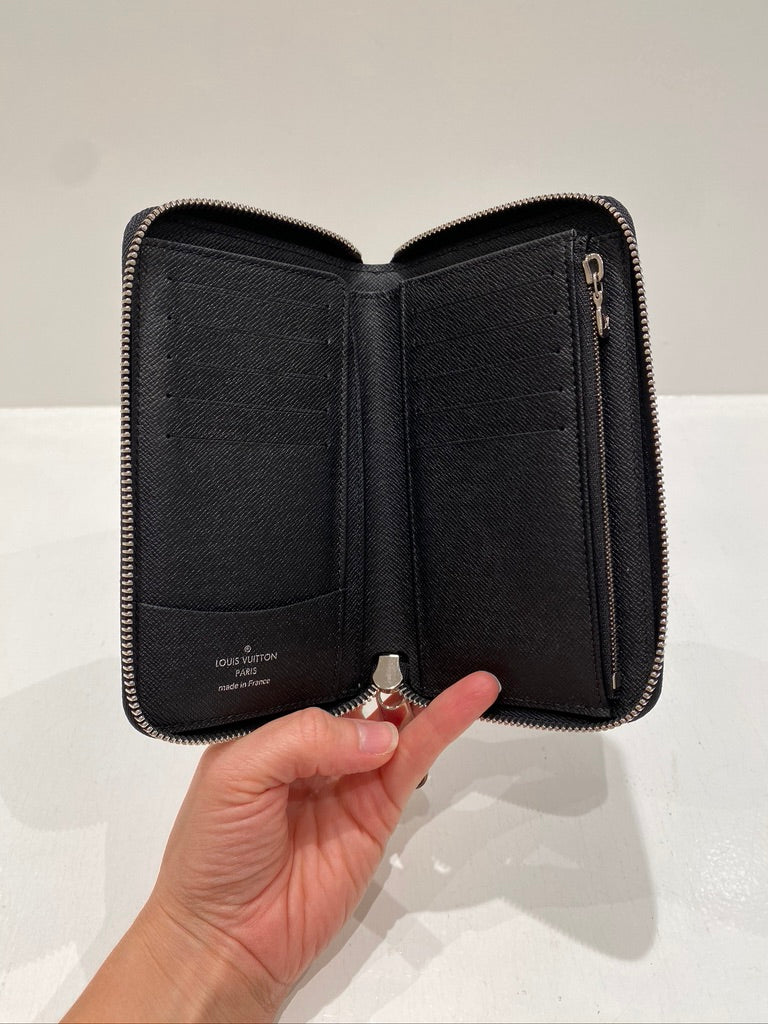 Louis Vuitton Zippy Vertical Epi Leather Wallet/ Pung - (Nypris ca 5.500 kr)