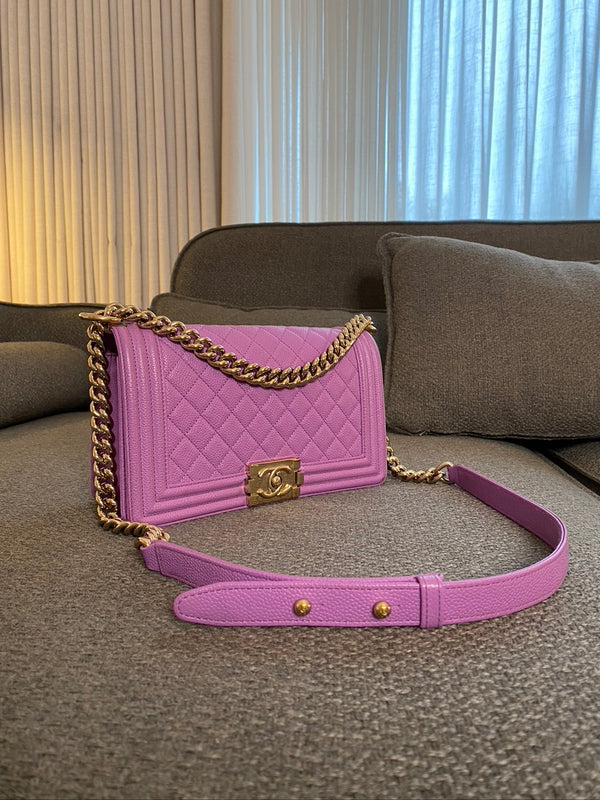 Chanel Medium Boy Bag - Caviar I Farven Lilla Med Guldhardware - (Nypris ca 52.800 kr)