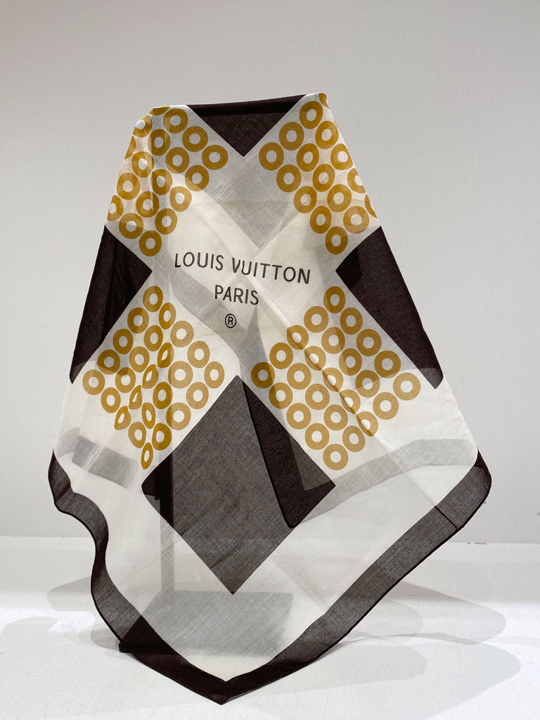 Louis Vuitton Tørklæde. Flot klassisk tørklæde - Mål: Ca 54x54 cm