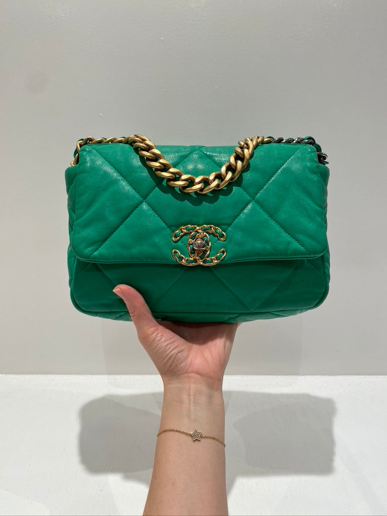 Chanel 19 Small Handbag/Crossbody Taske. Farven er Grøn -  (Nypris ca 50.850 kr)