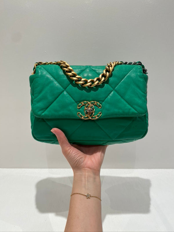 Chanel 19 Small Handbag/Crossbody Taske. Farven er Grøn -  (Nypris ca 50.850 kr)