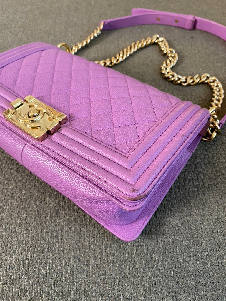 Chanel Medium Boy Bag - Caviar I Farven Lilla Med Guldhardware - (Nypris ca 52.800 kr)