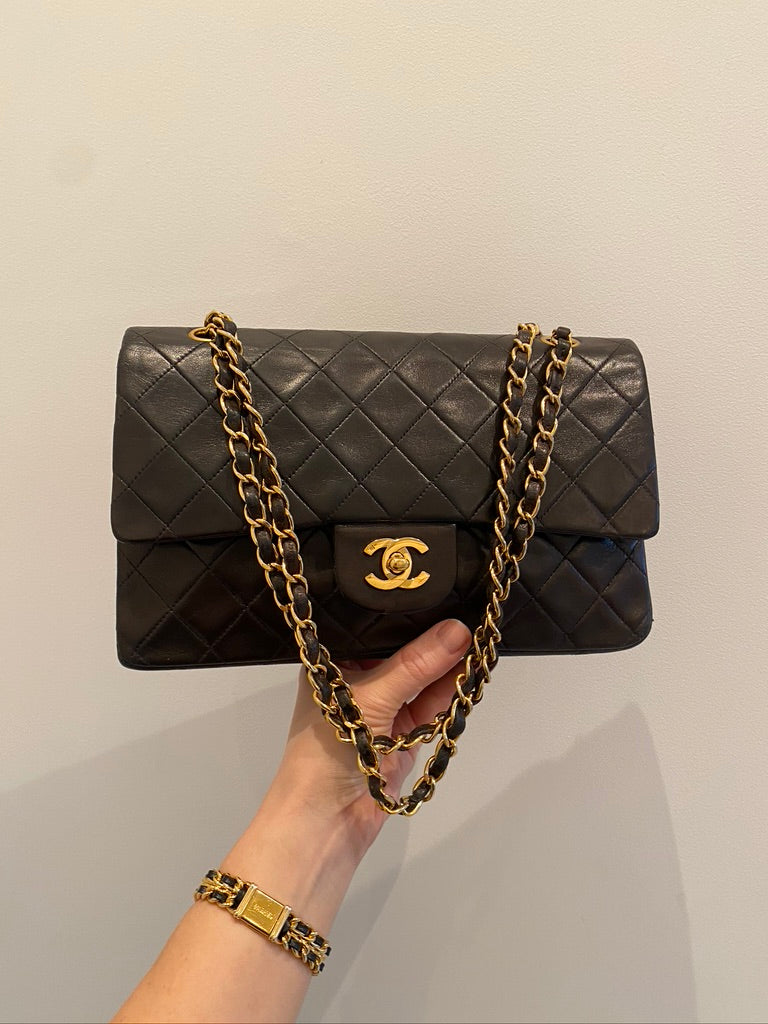 Chanel Medium Classic Flap - Ældre Model - (Nypris 80.580 kr i 2025)