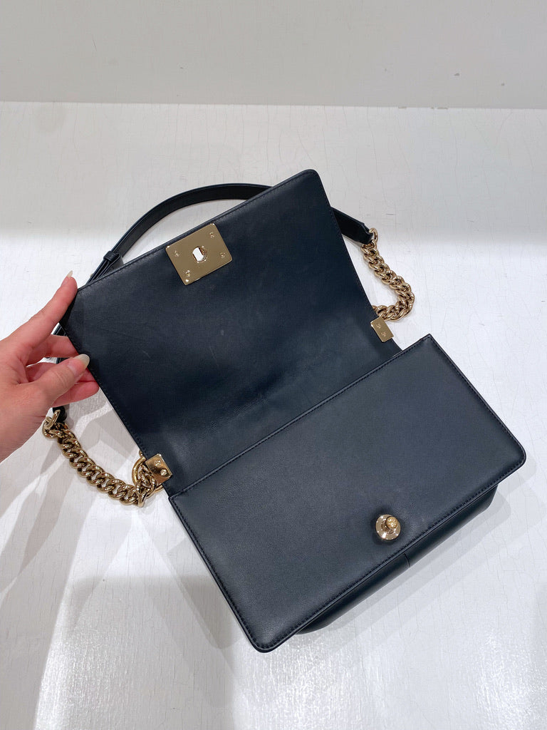 Chanel Medium Boy Bag - Mørkegrå/Mørkeblå - (Nypris 52.810 kr)