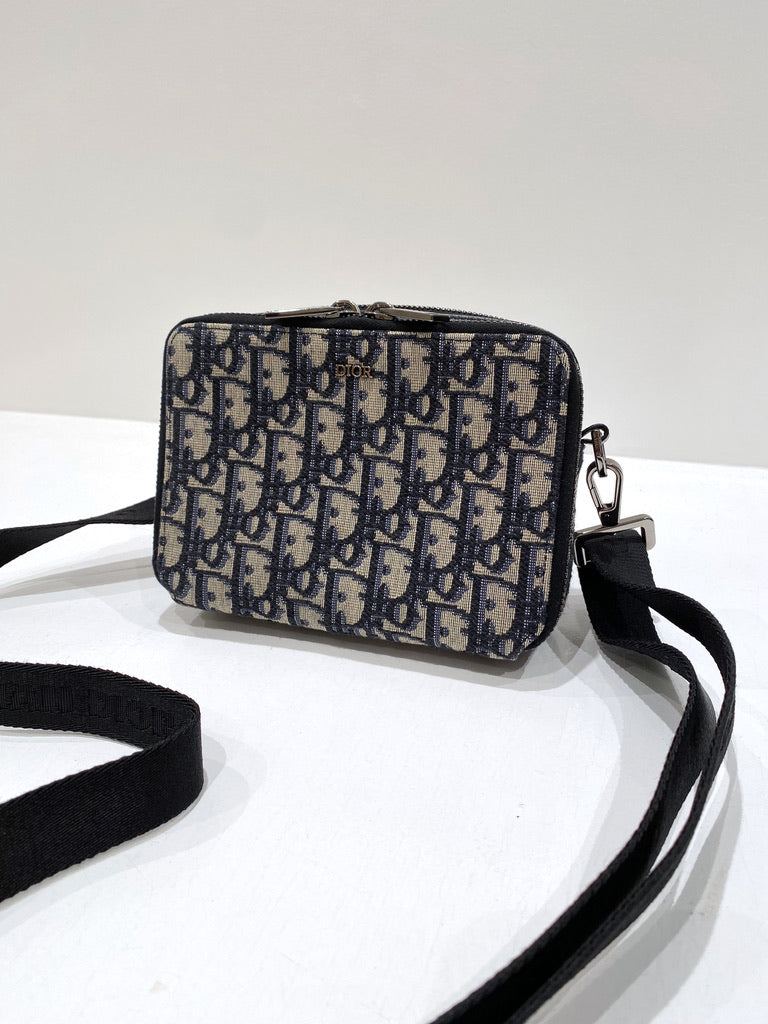 Dior - Zipped Pouch with Strap - - Nypris. 11.200 kr/ 1.500 Euro.