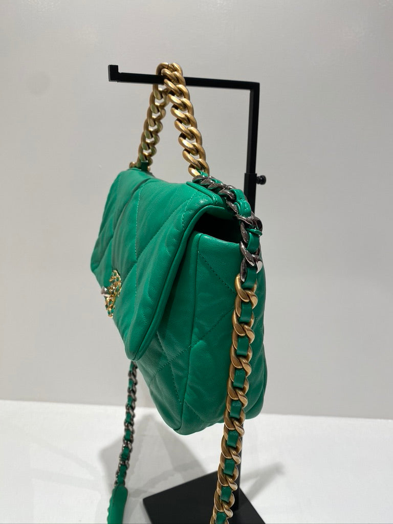 Chanel 19 Small Handbag/Crossbody Taske. Farven er Grøn -  (Nypris ca 50.850 kr)