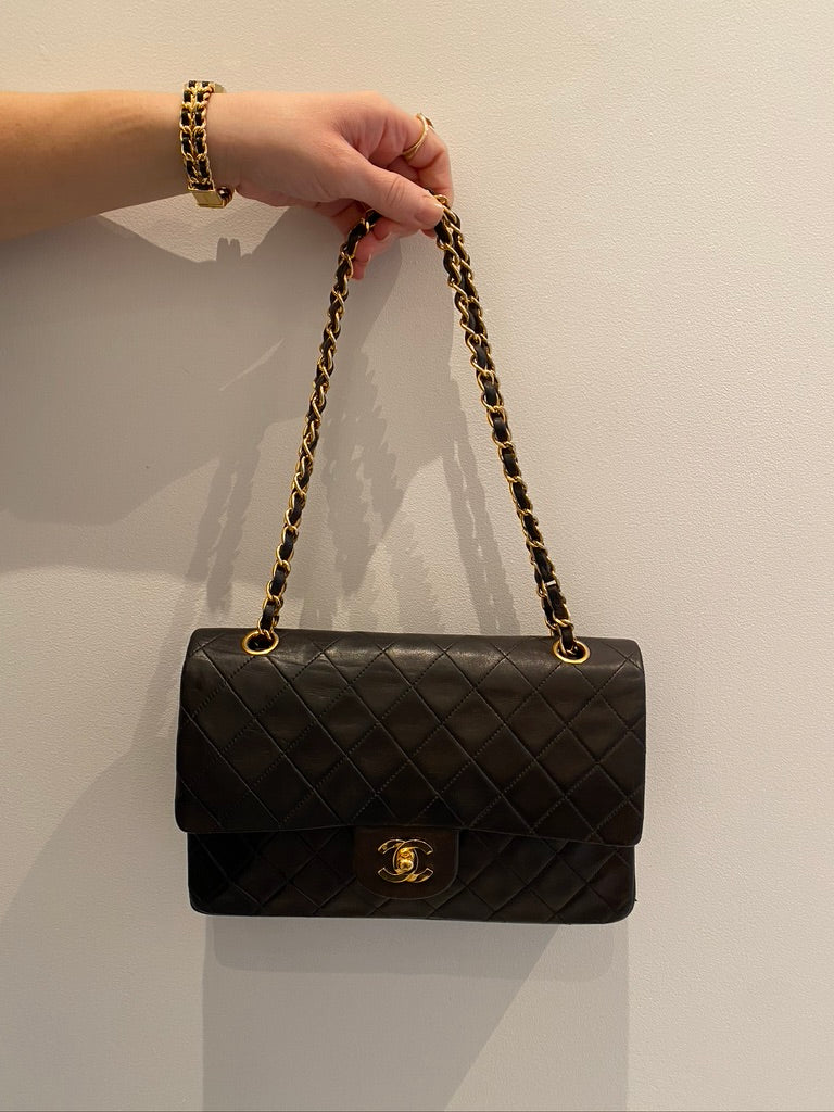 Chanel Medium Classic Flap - Ældre Model - (Nypris 80.580 kr i 2025)