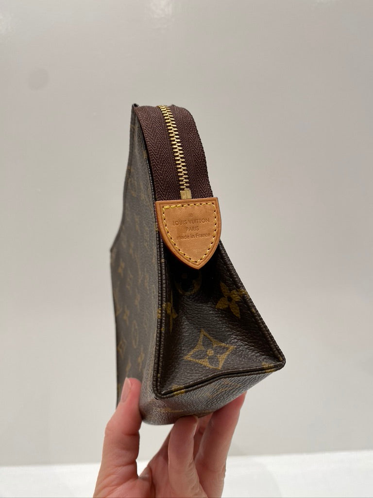 Louis Vuitton Monogram Toiletry Pouch 19 i klassisk monogram canvas