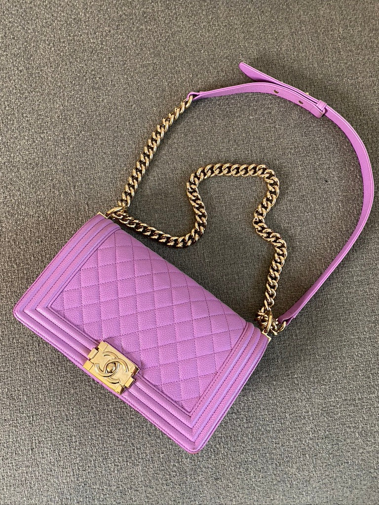 Chanel Medium Boy Bag - Caviar I Farven Lilla Med Guldhardware - (Nypris ca 52.800 kr)