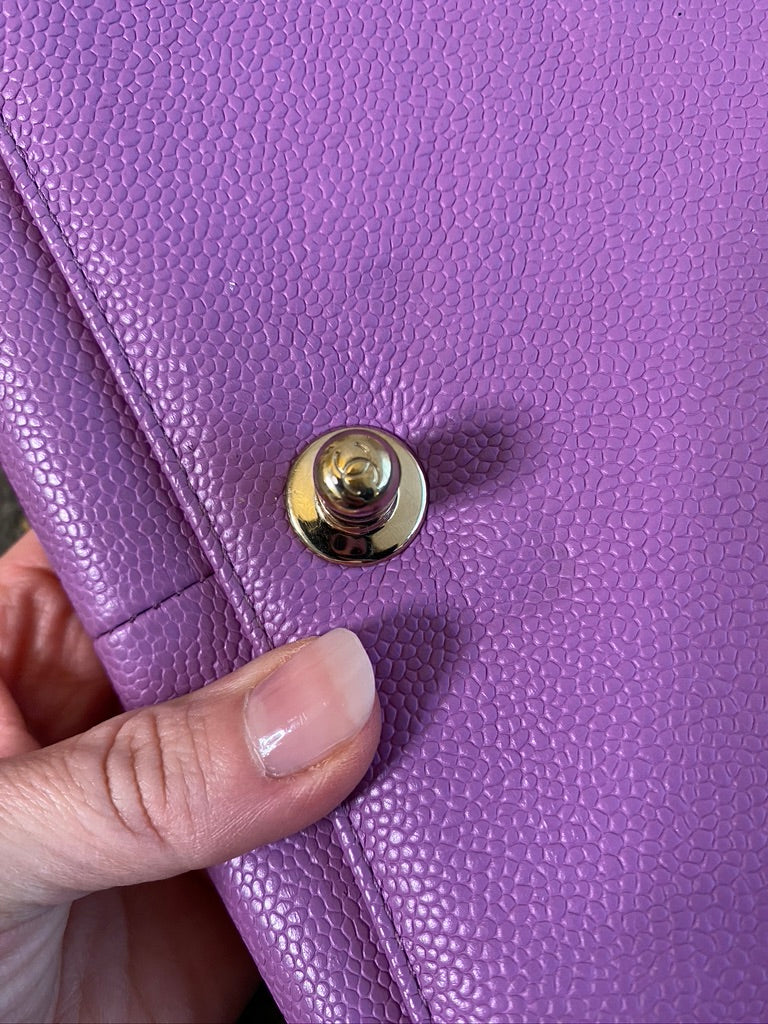 Chanel Medium Boy Bag - Caviar I Farven Lilla Med Guldhardware - (Nypris ca 52.800 kr)