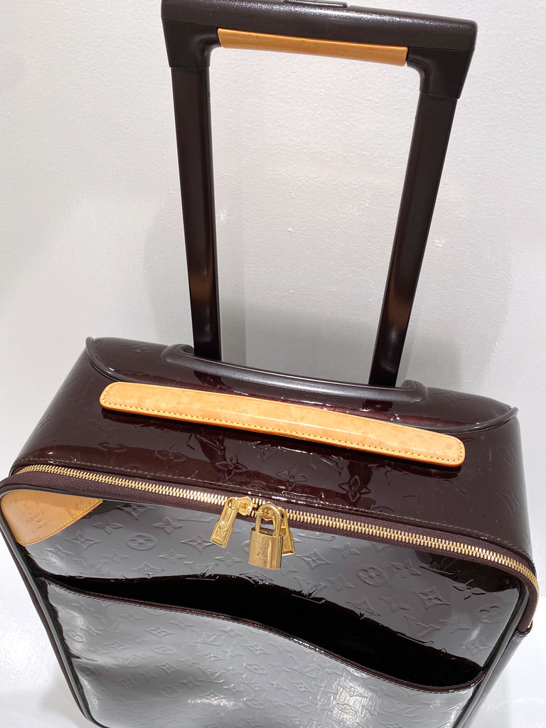 Louis Vuitton Trolley (45 cm)/Kabinekuffert  I Bordeaux Vernis- (Nypris ca 21.000 for en lignende kuffert)