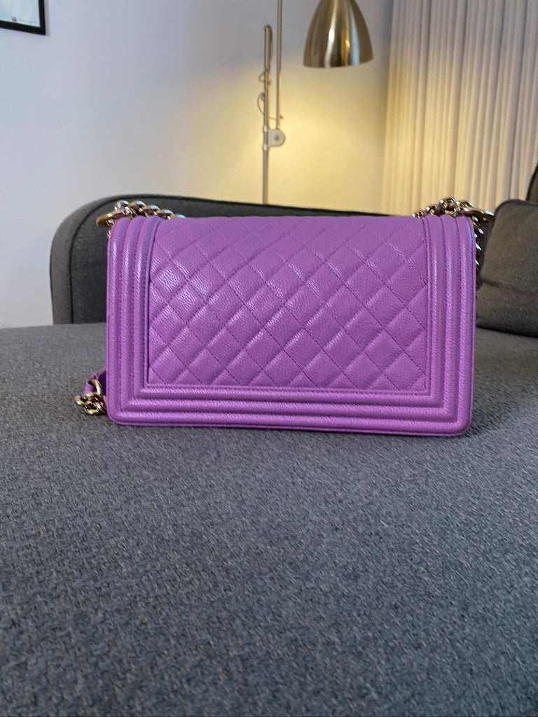 Chanel Medium Boy Bag - Caviar I Farven Lilla Med Guldhardware - (Nypris ca 52.800 kr)