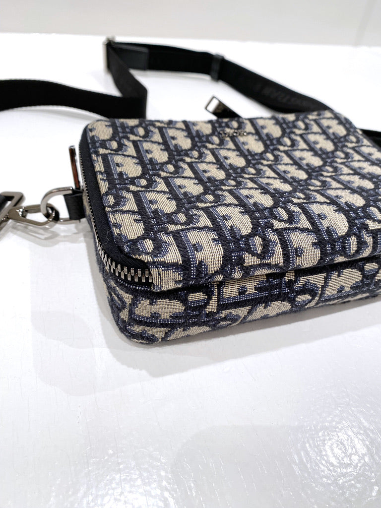 Dior - Zipped Pouch with Strap - - Nypris. 11.200 kr/ 1.500 Euro.