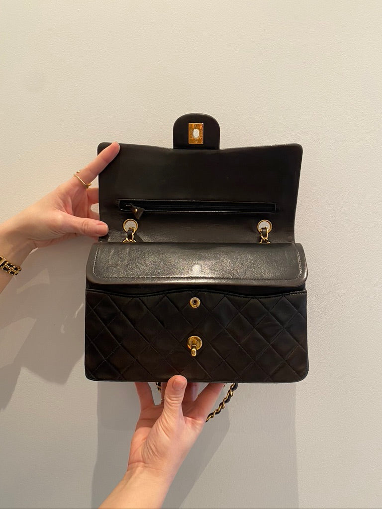 Chanel Medium Classic Flap - Ældre Model - (Nypris 80.580 kr i 2025)